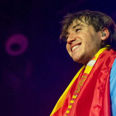 Paulo Londra se pone al cuello una bandera española. Fotografía de @salvajaco