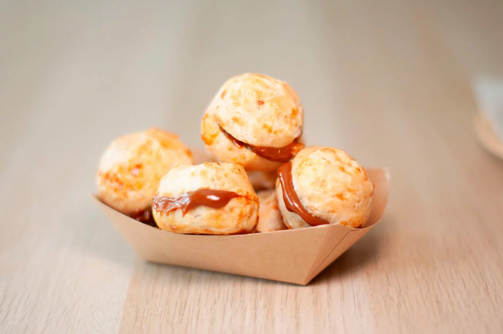 Pan de yuca y queso relleno de escamas de coco y dulce de leche 