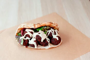 Pita de Falafel de Garbanzo y Remolacha con tabule