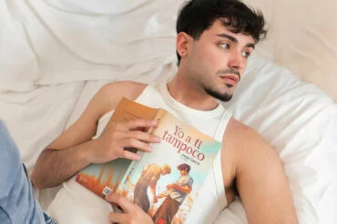 El escritor Jorge García (@jota_studio) posando junto a un ejemplar de "Yo a ti tampoco"
