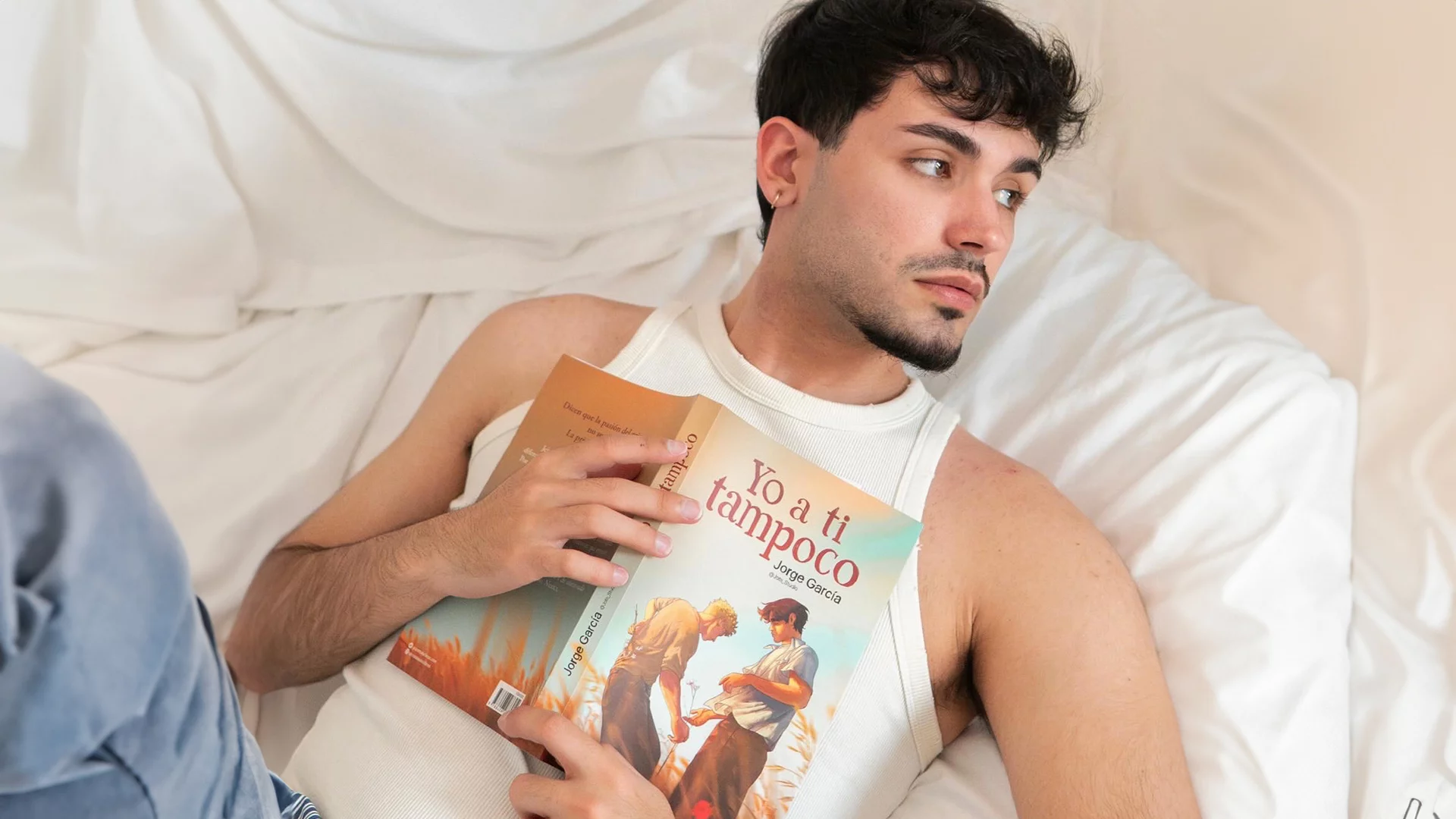 El escritor Jorge García (@jota_studio) posando junto a un ejemplar de "Yo a ti tampoco"