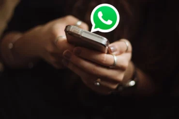 mujer tecleando en WhatsApp