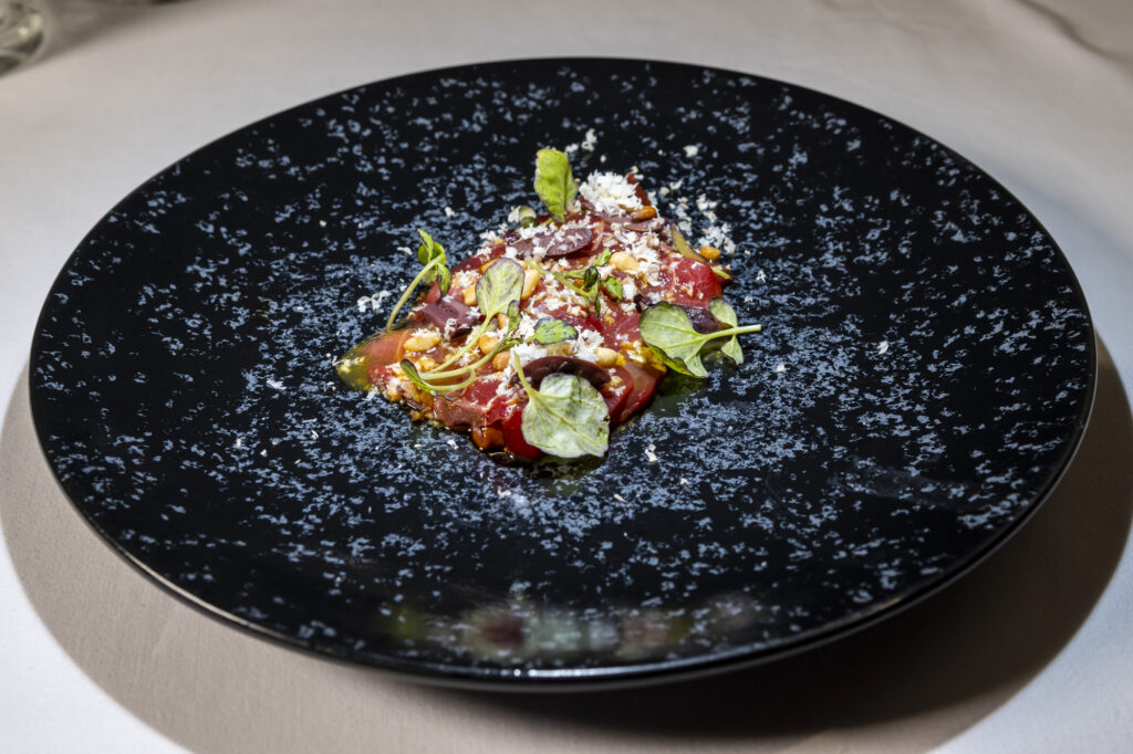 Tartar de ternera, yema de huevo y mostaza de miso