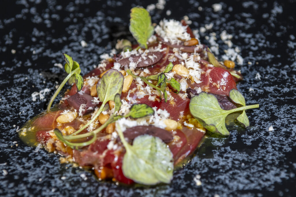 Tartar de ternera, yema de huevo y mostaza de miso