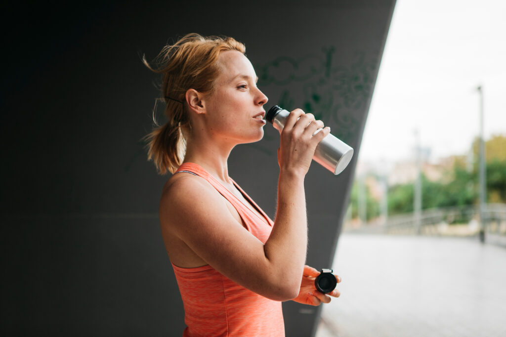 Mujer deporte hidratación