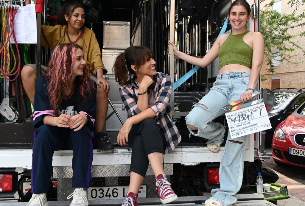 El elenco de LAS CICHAS DE LA ESTACIÓN en un descanso. Fotografía de Anya Bartels