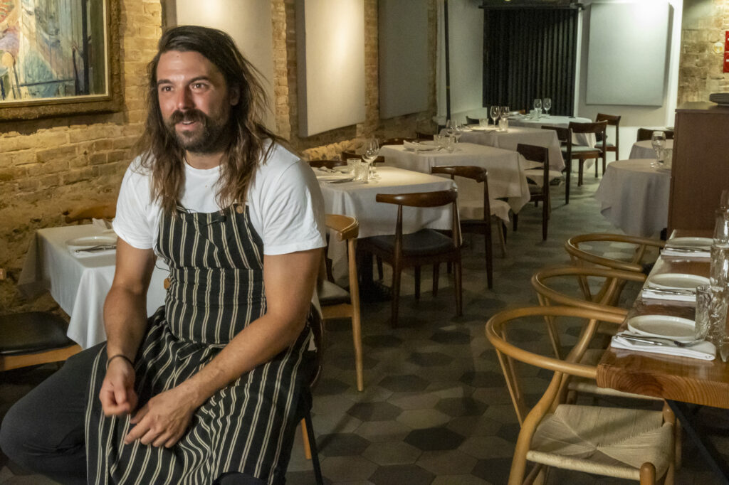 El chef del Restaurante Deliri, David Morera, en un momento de la grabación de su reportaje en vídeo para la revista YOUNG. Fotografía de David Moret