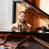 John Legend frente al piano