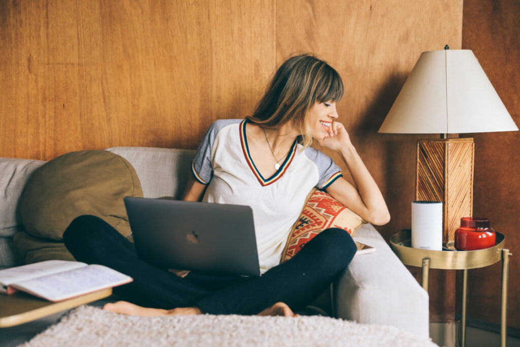 Mujer consultando Alexa