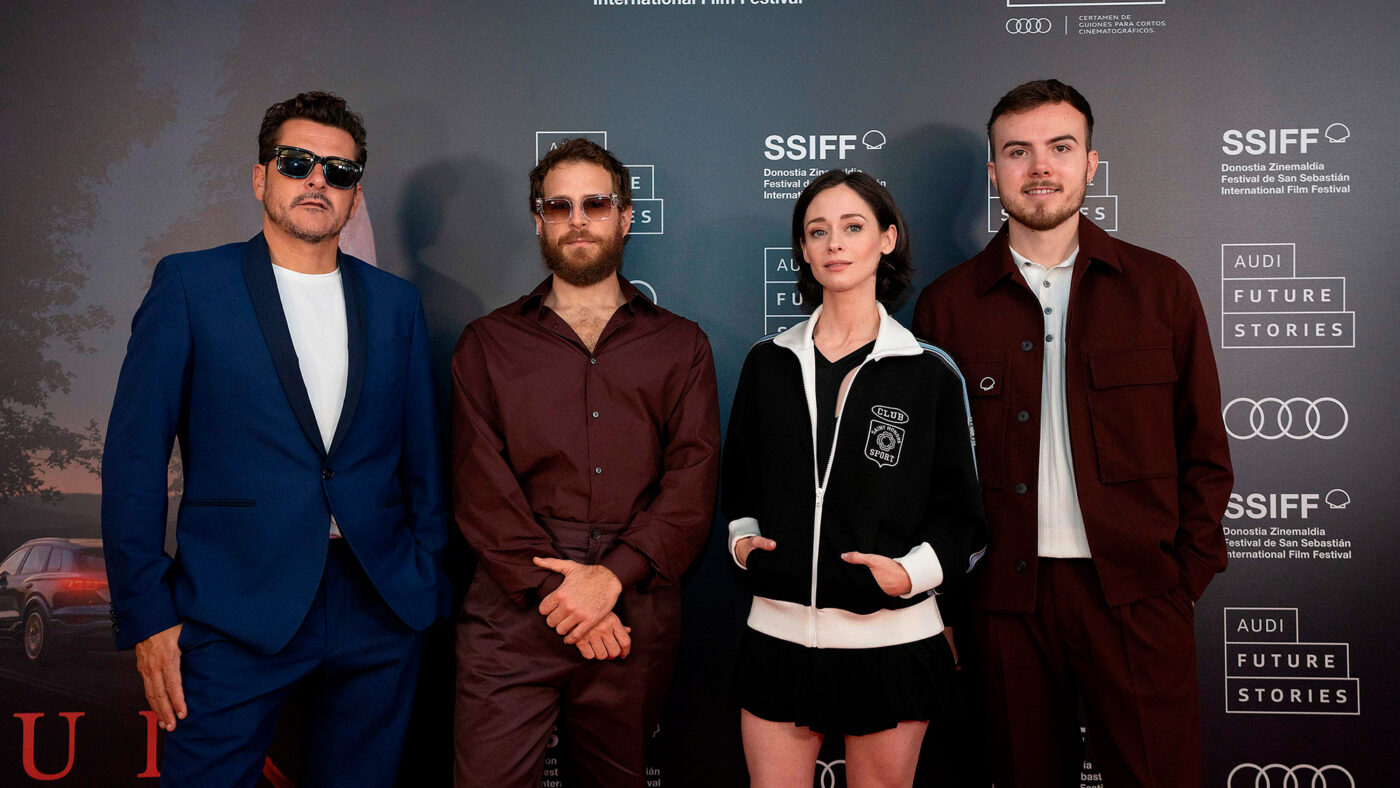 El director Kike Maíllo, los actores Álvaro Cervantes y Elena Rivera y el director y guionista, Alejandro Pereira, en la alfombra roja de San Sebastián