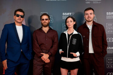 El director Kike Maíllo, los actores Álvaro Cervantes y Elena Rivera y el director y guionista, Alejandro Pereira, en la alfombra roja de San Sebastián