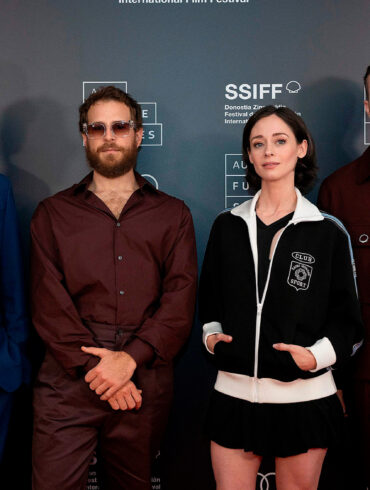 El director Kike Maíllo, los actores Álvaro Cervantes y Elena Rivera y el director y guionista, Alejandro Pereira, en la alfombra roja de San Sebastián