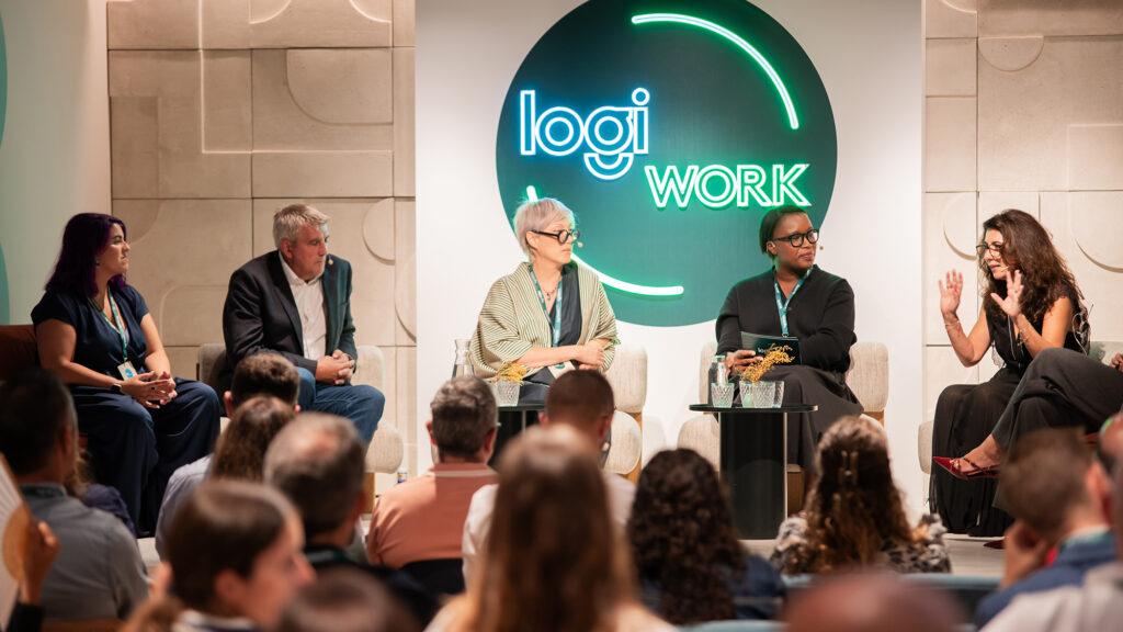 Momento de la mesa redonda de la Logi Work con James Campanini, Cecilia Tham y Nerea Luis, moderada por Charleen Parkes