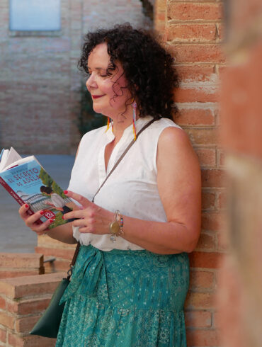 La escritora Mar Montilla leyendo "El secreto de Adela"