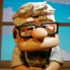 Carl de "UP" en un escenario de Mundo Pixar