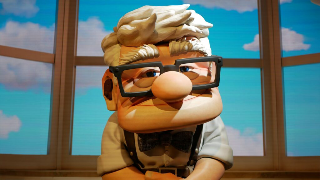 Carl de "UP" en un escenario de Mundo Pixar