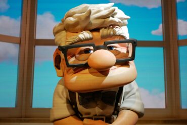 Carl de "UP" en un escenario de Mundo Pixar