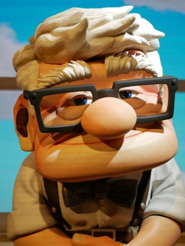 Carl de "UP" en un escenario de Mundo Pixar