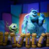 Mike Wazowsk y James P. Sullivan en el escenario de Monstruos, S.A.