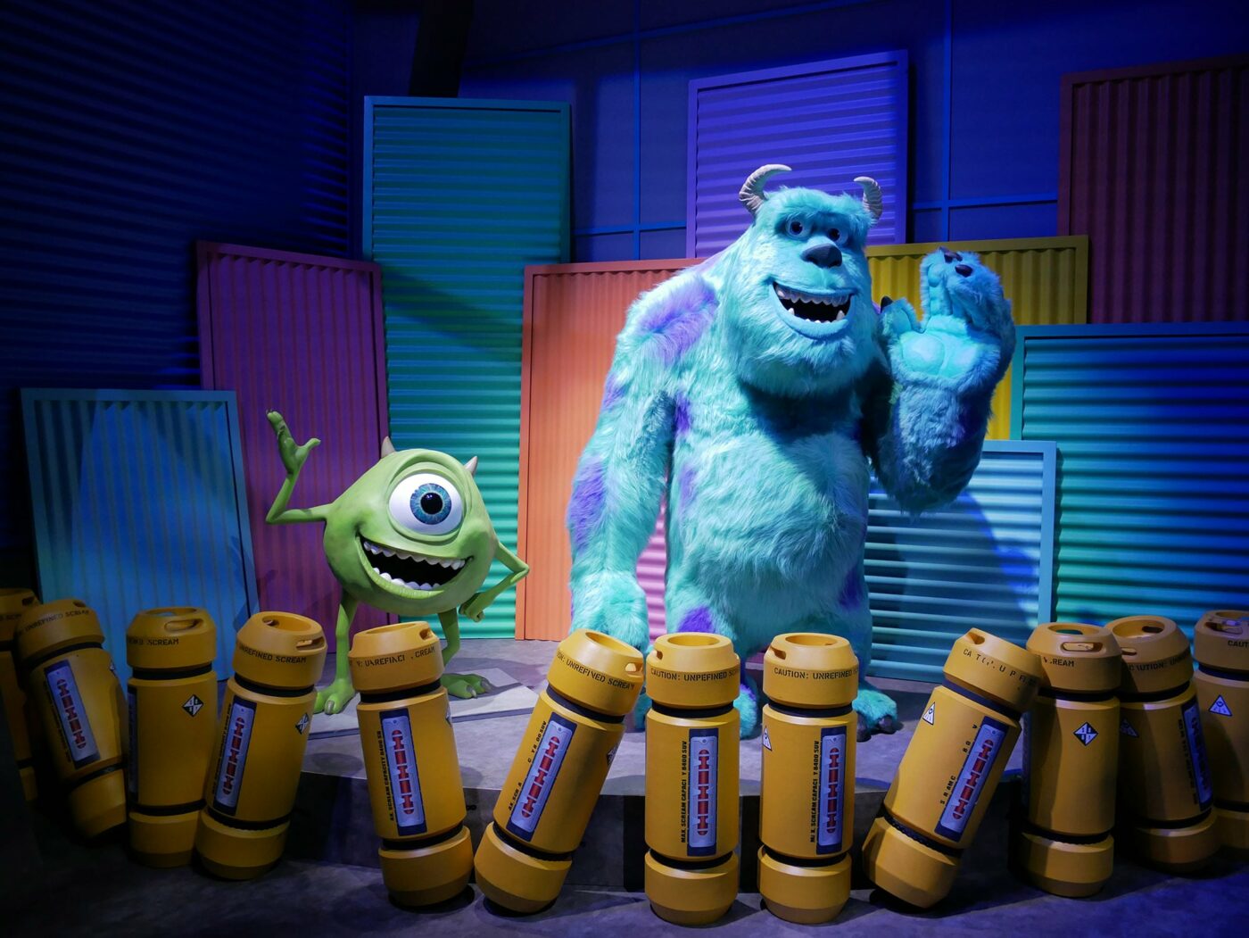 Mike Wazowsk y James P. Sullivan en el escenario de Monstruos, S.A.