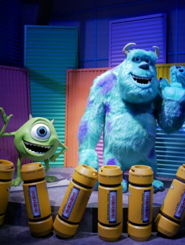 Mike Wazowsk y James P. Sullivan en el escenario de Monstruos, S.A.