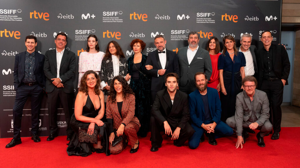 Elenco y directora de "Soy Nevenka" en la alfombra roja en San Sebastián