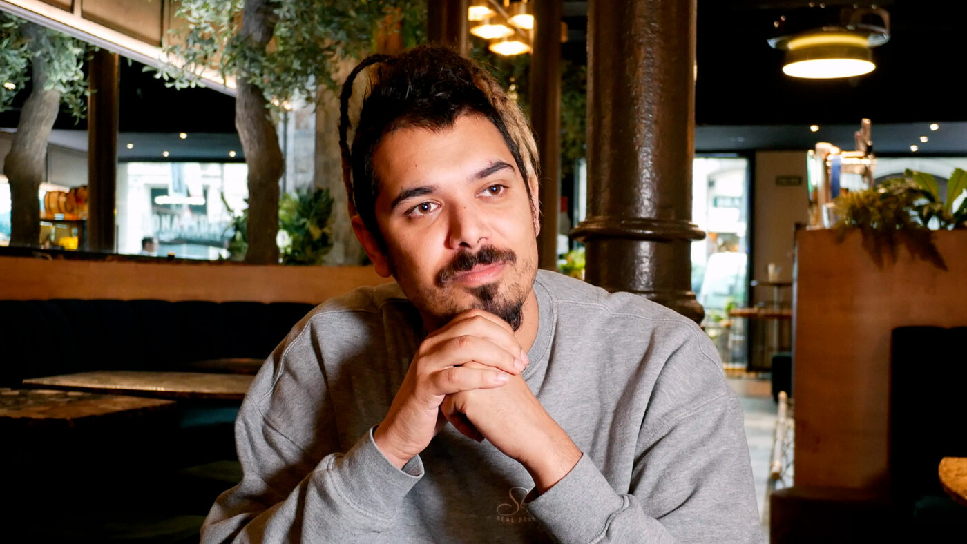 Pure Negga en un fotograma de la entrevista realizada en el Bonavida Bar