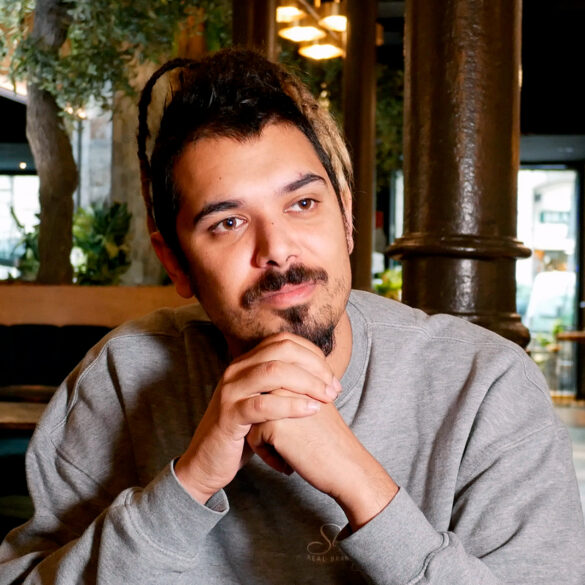 Pure Negga en un fotograma de la entrevista realizada en el Bonavida Bar