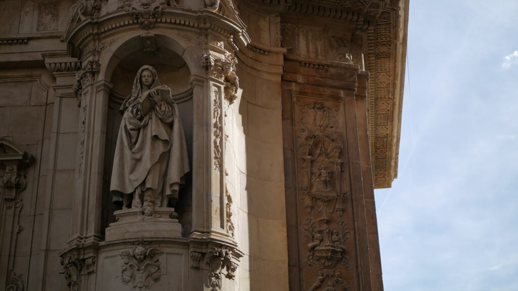 Una estatua de Santa Teresa de Jesús en el lado derecho de la fachada de la Catedral de Murcia