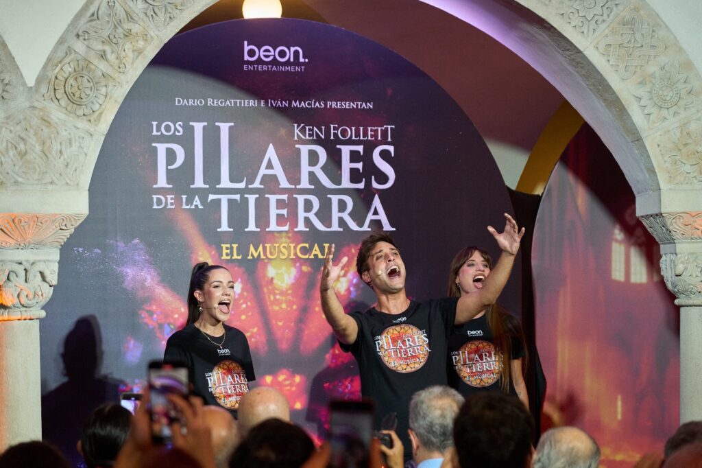 Momento de presentación del elenco de Los pilares de la tierra