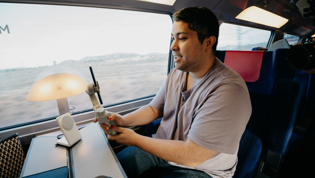 Man Hoh Tang en un tren de OUIGO. Fotografía de Isabel Fdez.-Pacheco