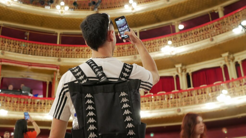 Un visitante en el patio de butacas del Teatro Romea de Murcia