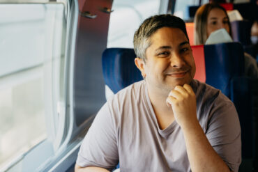 Man Hoh Tang en un tren de OUIGO. Fotografía de Isabel Fdez.-Pacheco