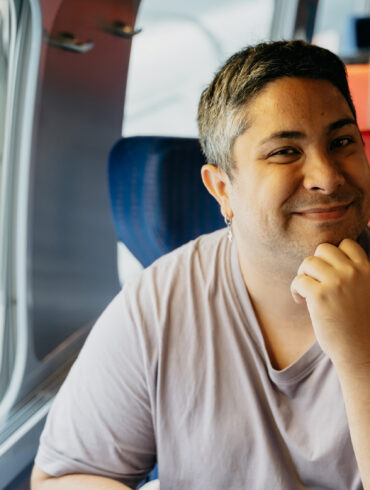 Man Hoh Tang en un tren de OUIGO. Fotografía de Isabel Fdez.-Pacheco