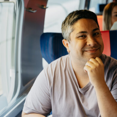 Man Hoh Tang en un tren de OUIGO. Fotografía de Isabel Fdez.-Pacheco