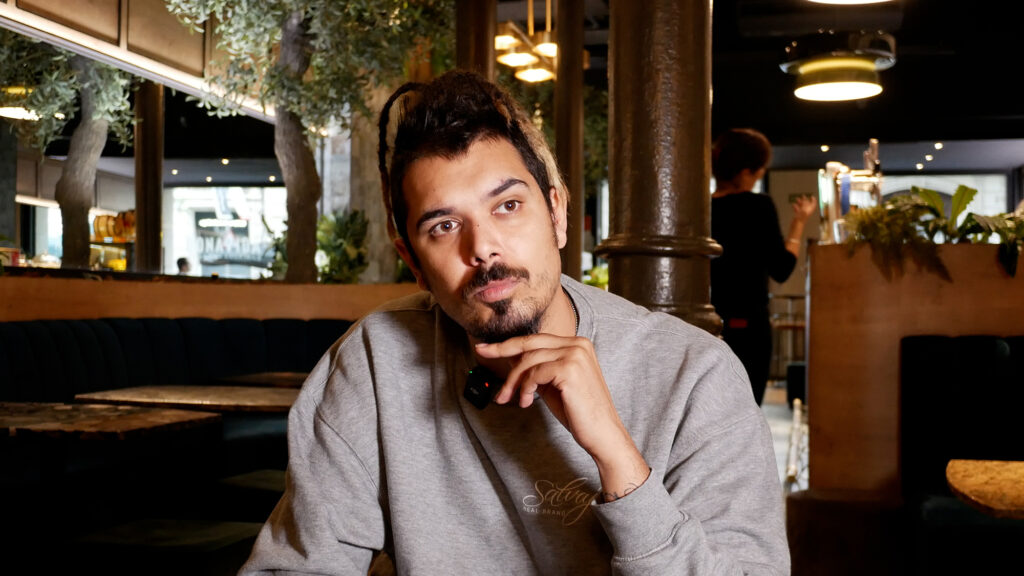 Pure Negga en un fotograma de la entrevista realizada en el Bonavida Bar