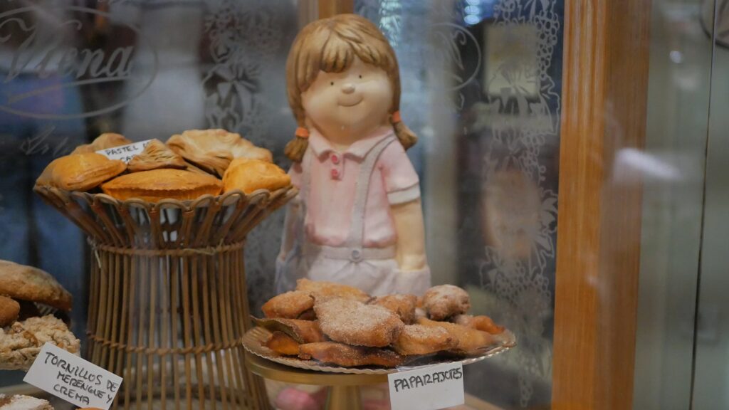 Vista de una pastelería artesana de Murcia, en el que se puede observar los pasteles de carne y los paparajotes en su vitrina.