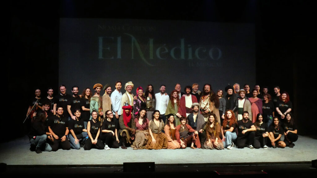 Foto de familia del elenco de El Médico El Musical