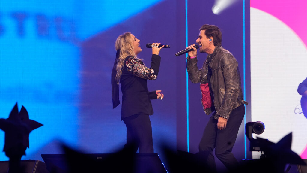 Paula Matheus en un momento de la actuación del concierto Por ellas de Cadena 100