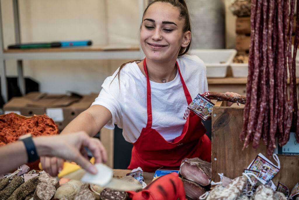 Mercat de Mercats. Una vendedora atiende a un cliente