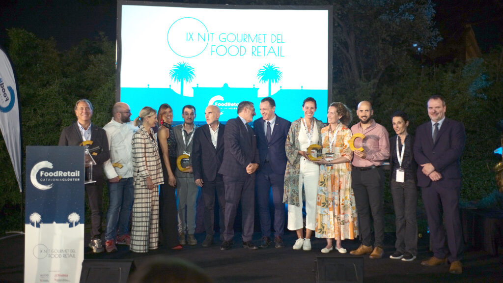 Foto de familia con las autoridades y los premiados en la IX Nit Gourmet del Food Retail