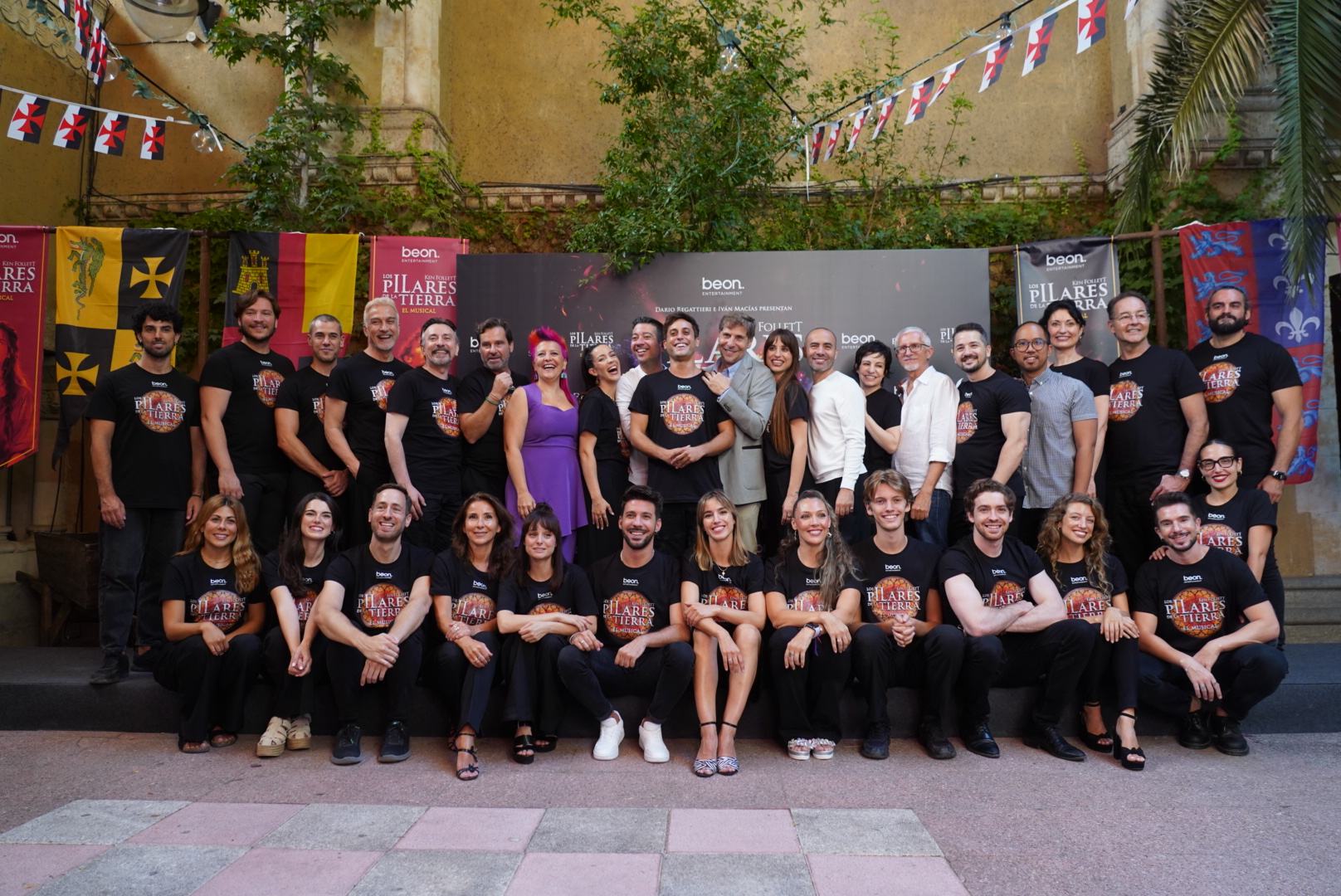 El elenco del musical de Los Pilares de la Tierra