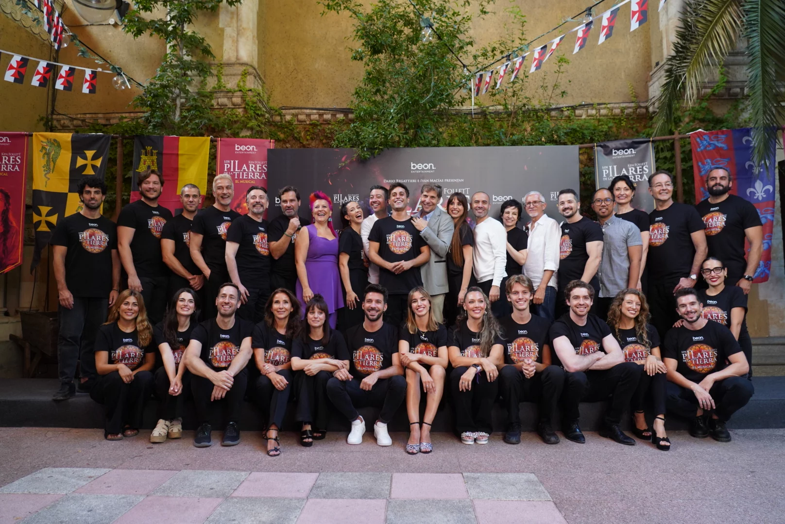 El elenco del musical de Los Pilares de la Tierra