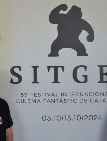 Mario Herrera y Santi Serrano, de Pánico en la sala, frente al cartel de la presente edición del Festival de Sitges.