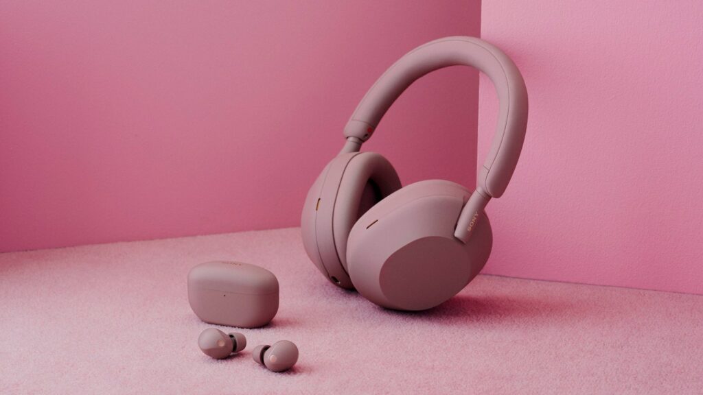 Vista de la colección Life in Pink con los auriculares WH-1000XM5