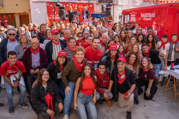 Vecinos de Juseu celebrando la fiesta de la pizza