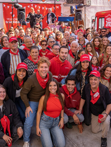 Vecinos de Juseu celebrando la fiesta de la pizza