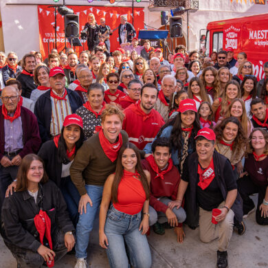 Vecinos de Juseu celebrando la fiesta de la pizza