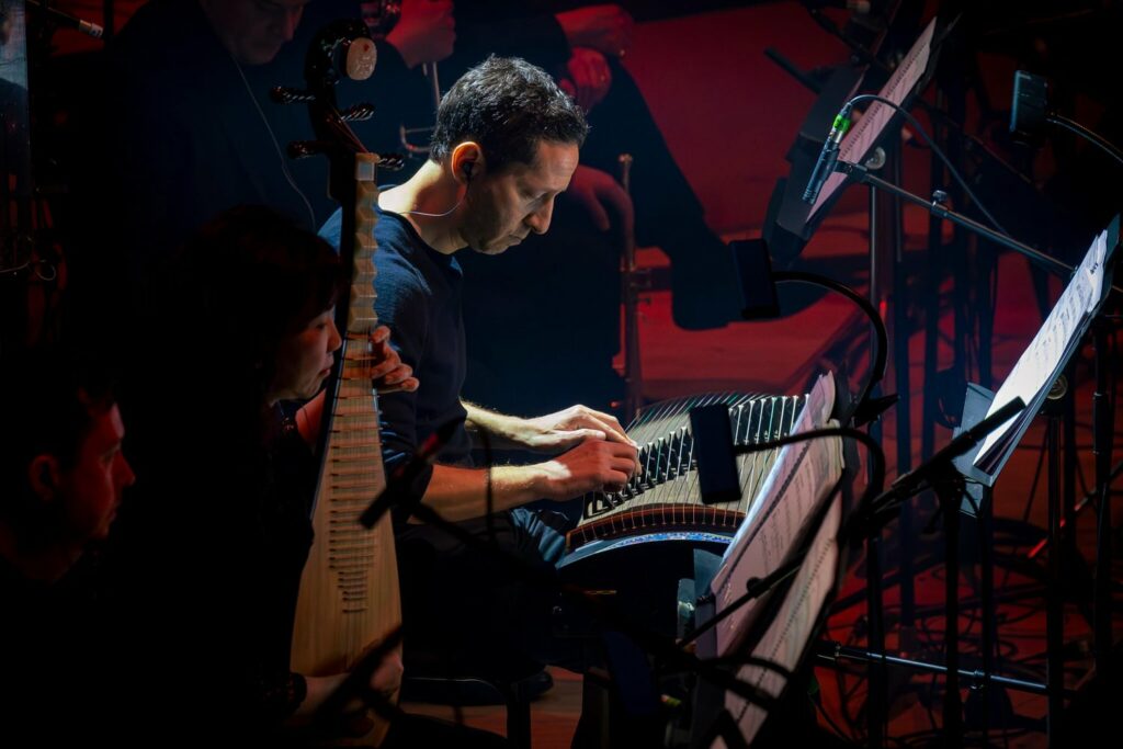 Jeremi Zuckerman en el concierto de Avatar The Last Airbender. Fotografía de Zdenko Hanout.