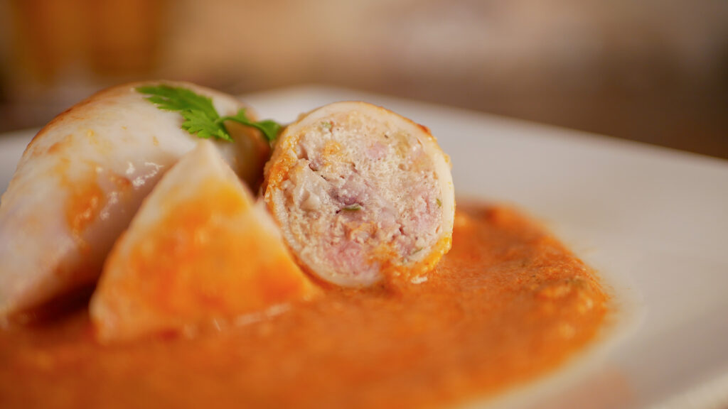 alamares rellenos de carne picada, ajo y perejil, en salsa Armoricaine (salsa de tomate, cognac y bisque de crustáceos) del Restaurante Bianco Noir